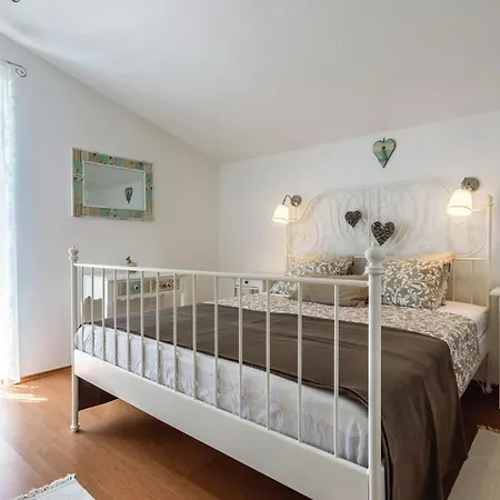 Feriehus 3 Bedroom Awesome In Kornić